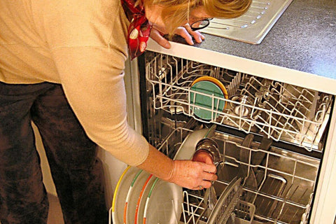 Expert showing you how to use dish washer efficiently 